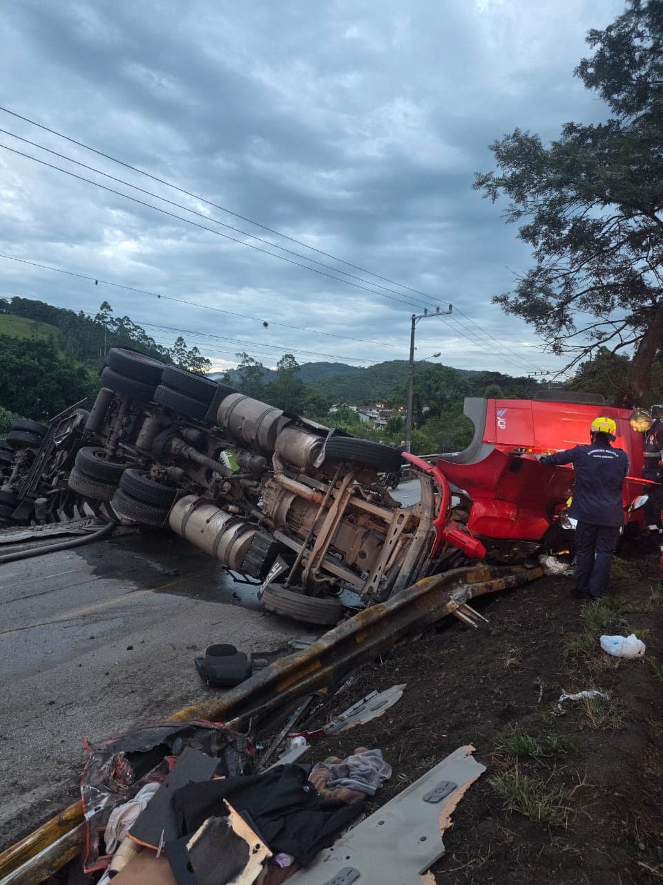 Batida violenta entre caminhões mata motorista e fecha totalmente a BR-282 em Águas Mornas