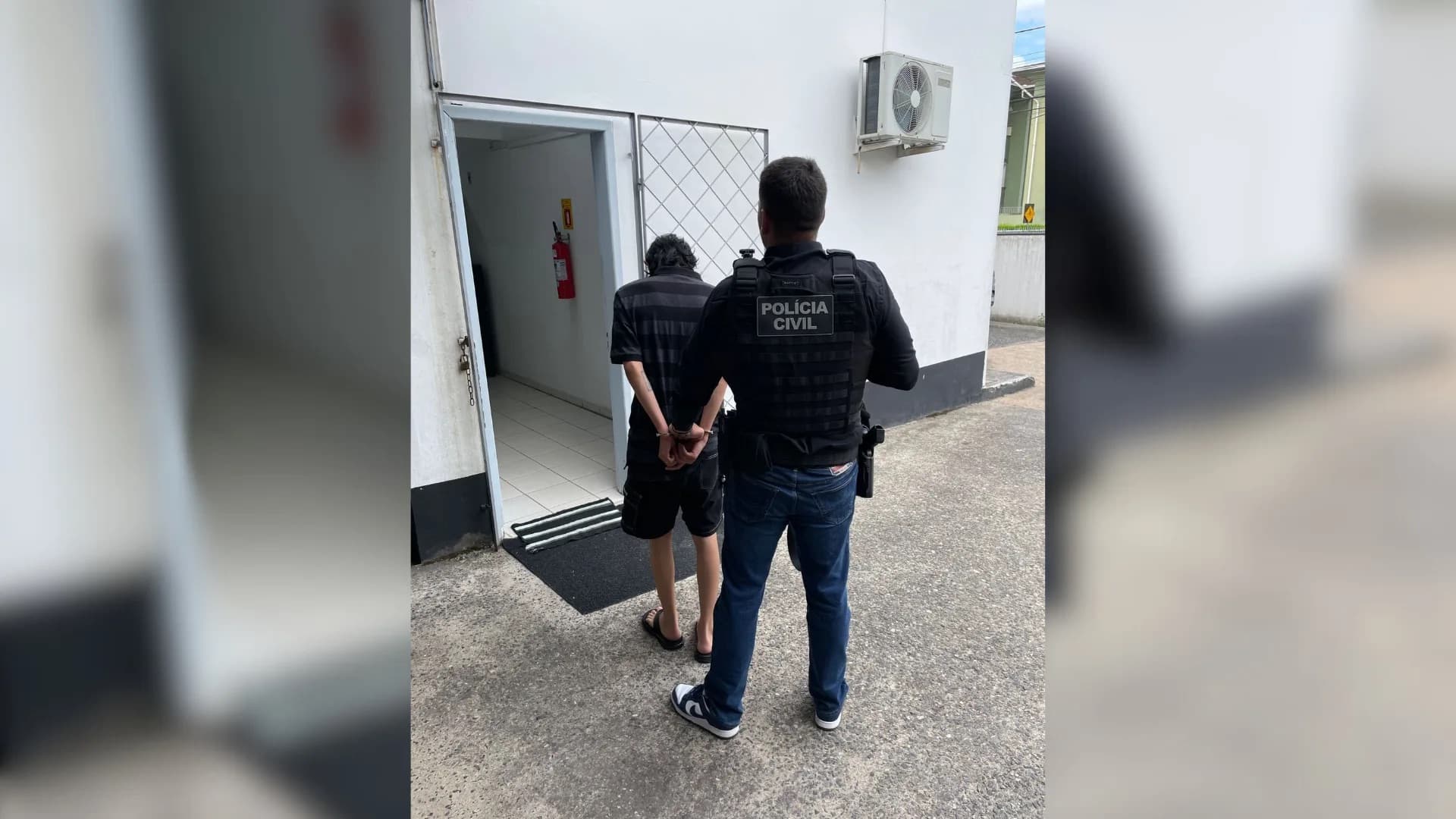 Jovem é preso em Joinville após alerta internacional por crimes sexuais contra menores