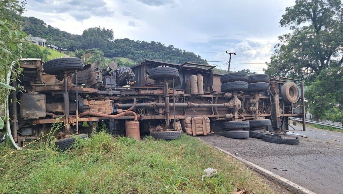 Motorista morre após caminhão tombar e atingir barranco na SC-155