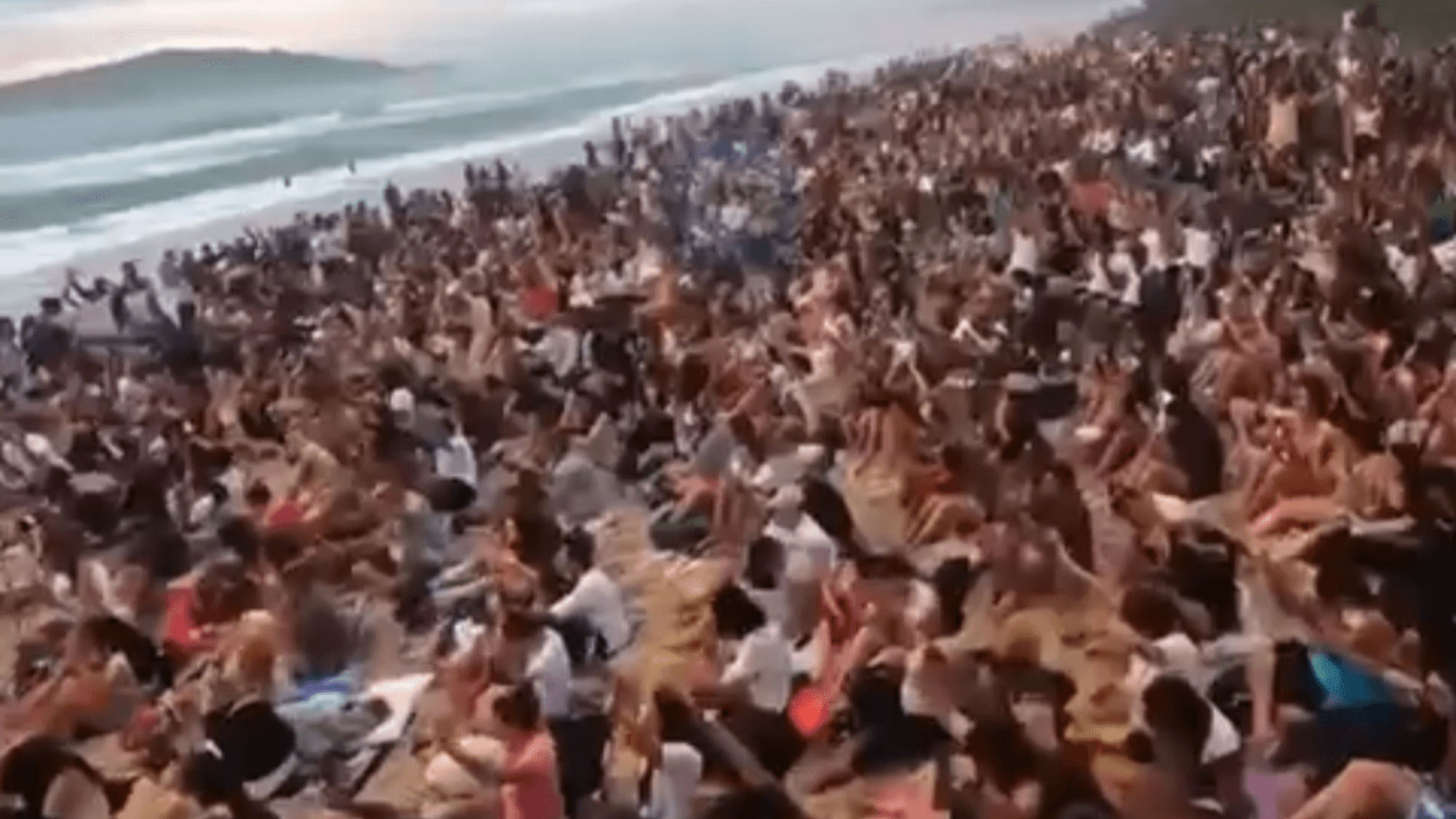 Multidão toma praia de Florianópolis e transforma o amanhecer em um espetáculo de fé