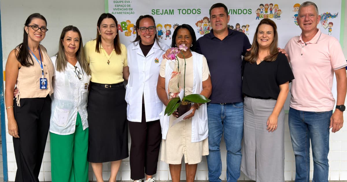 Após 30 anos de dedicação, professora é homenageada no último dia de aula em Itajaí