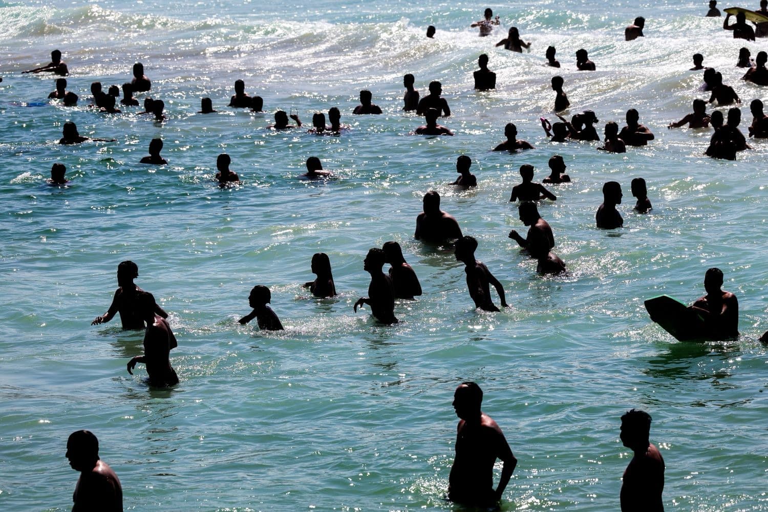 Último fim de semana do verão em SC terá calor de até 37°C e risco de temporais isolados