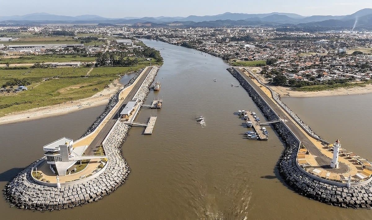 Ilustração gerada por inteligência artificial mostra como os molhes do Rio Tijucas devem ficar após a conclusão da obra