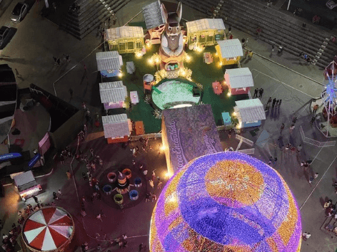 Coelho gigante e ovo de led marcam abertura da Vila de Páscoa em Itapema