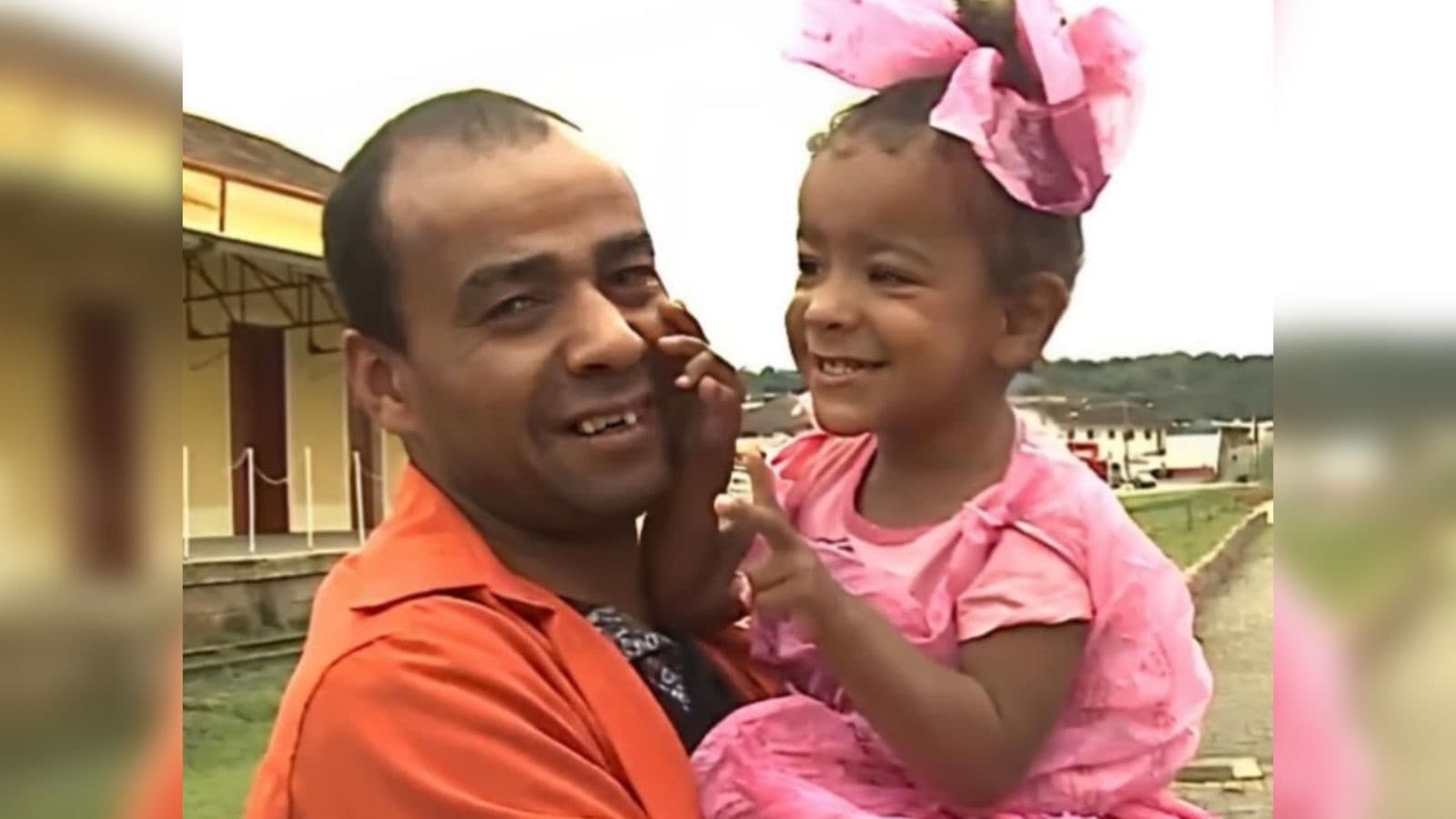 Sem dinheiro para fantasia, pai improvisa vestido e realiza sonho da filha de 2 anos em SC