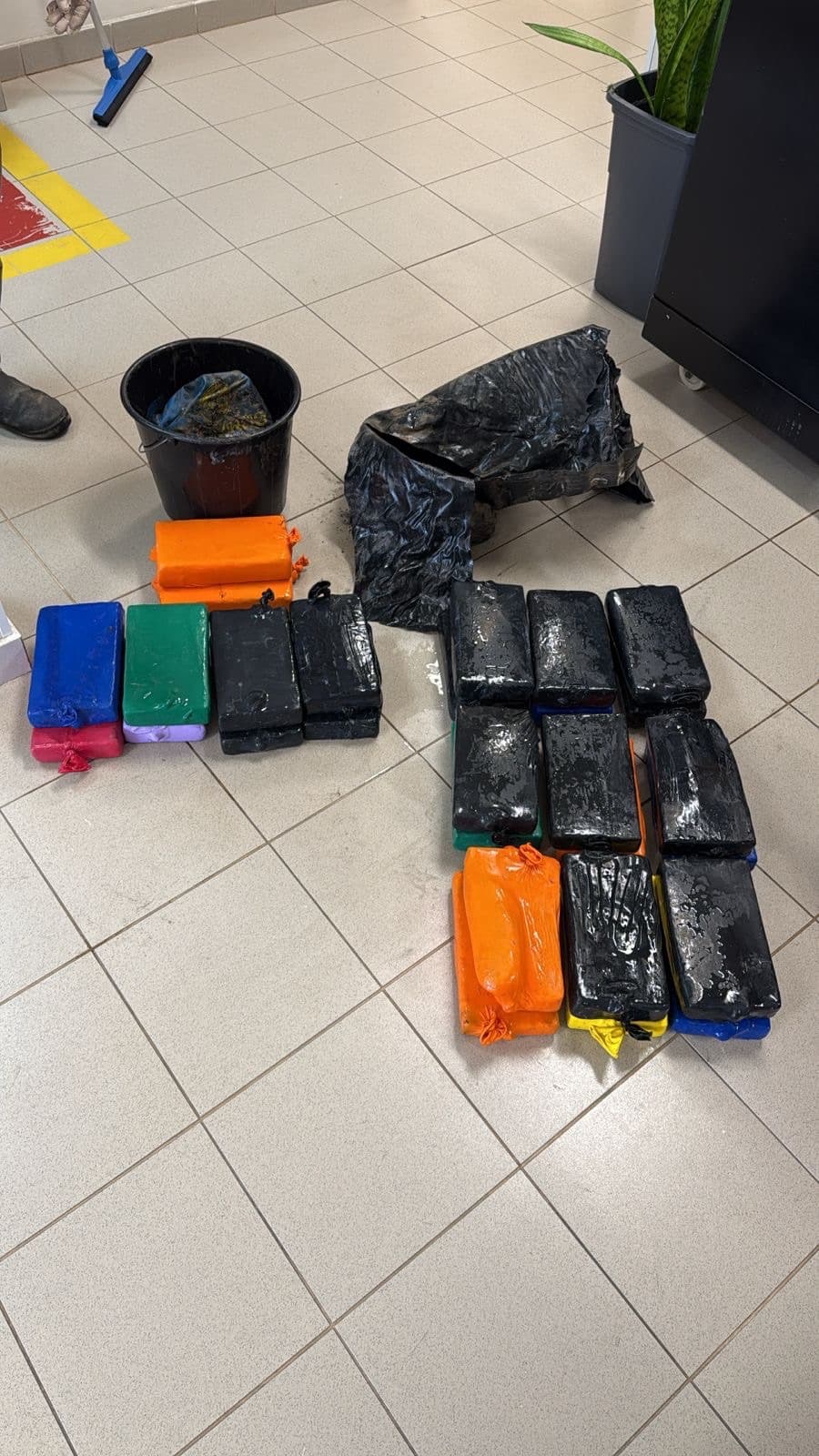 35 kg de cocaína apreendidos em navio no Porto de Itapoá; droga tinha destino a Singapura