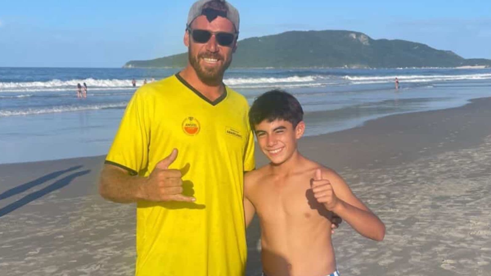 Garçom salva criança chilena de afogamento em praia de Florianópolis