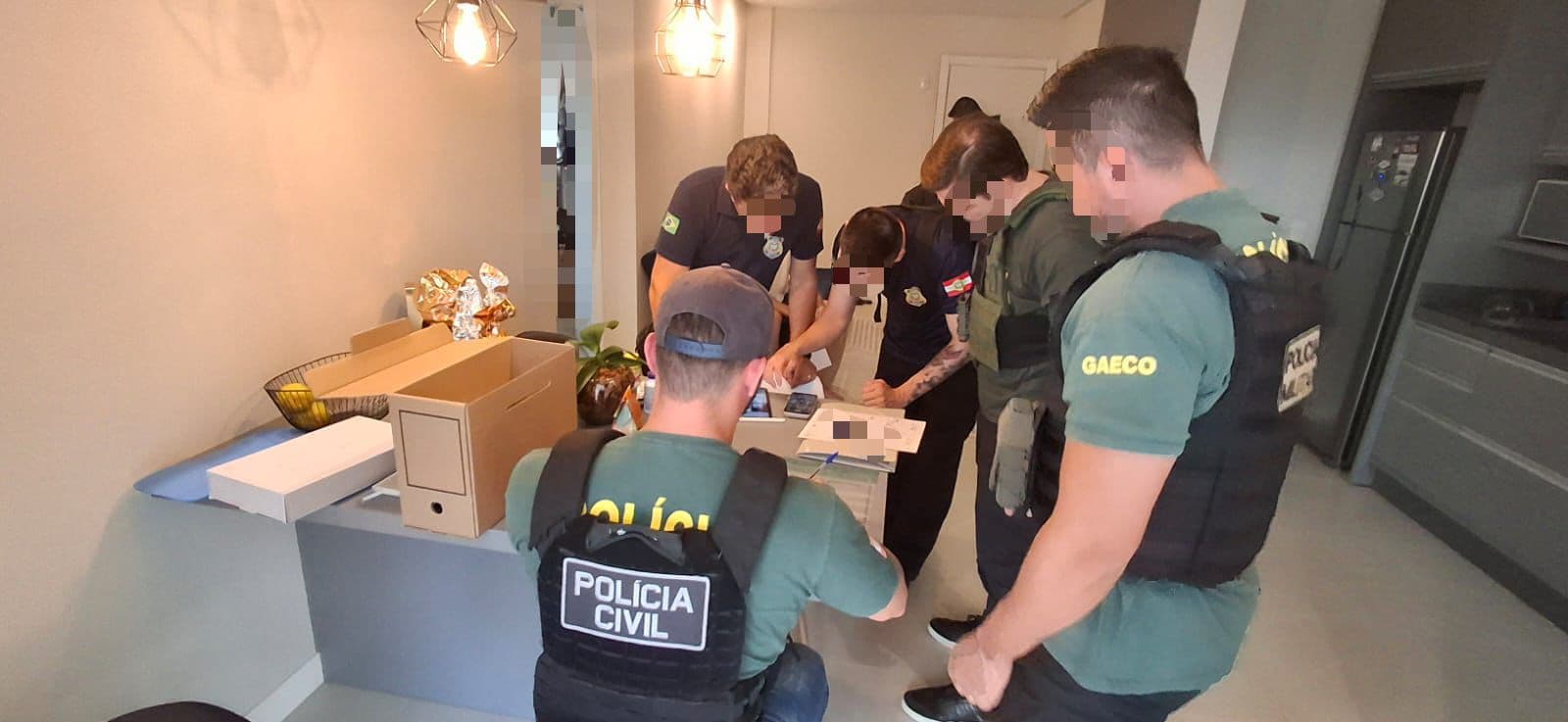 Operação Aurora mira crimes de pedofilia na internet e cumpre mandados em dois endereços em BC