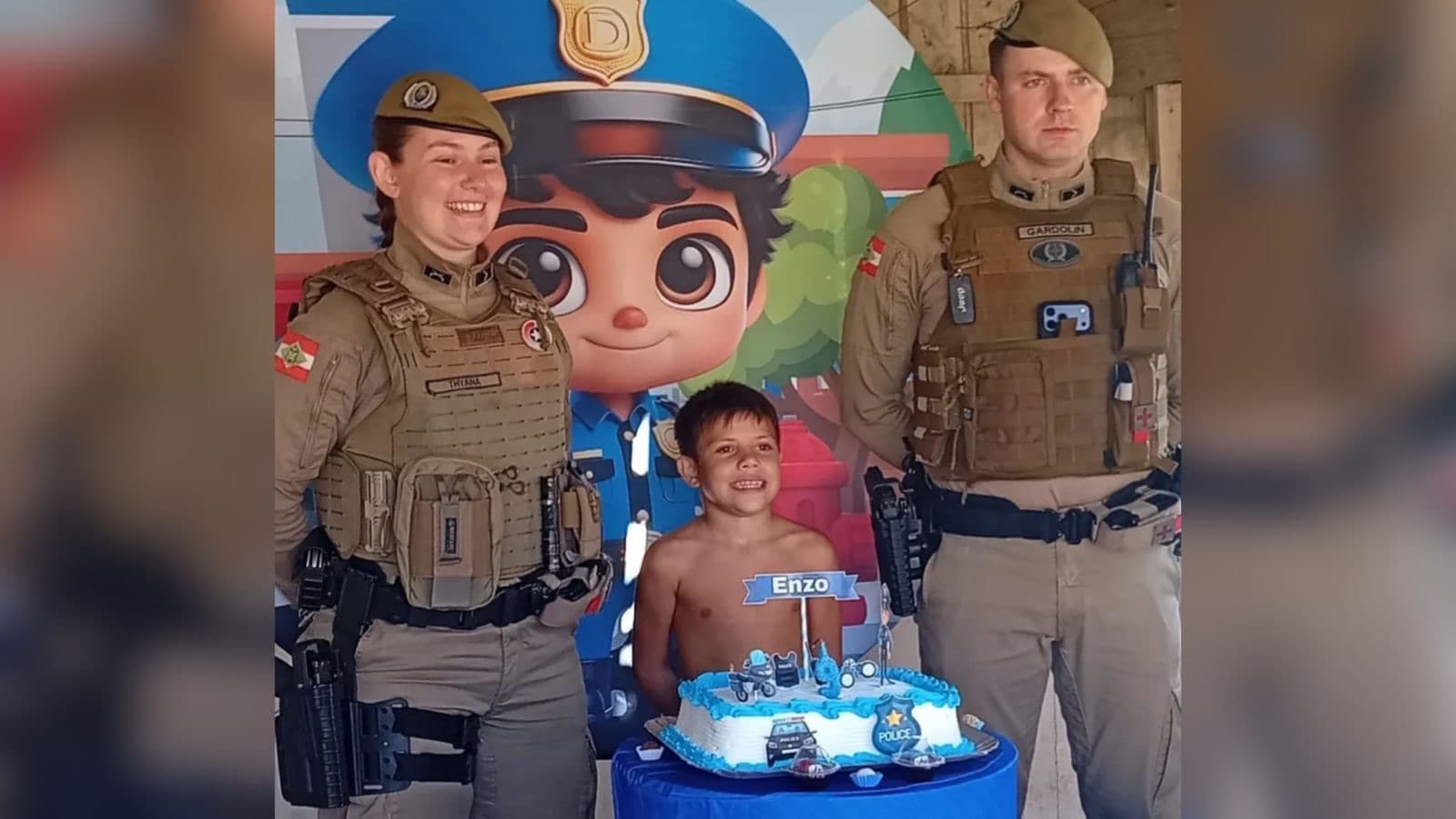 Menino que sonha ser policial militar ganha festa temática com presença da PMSC