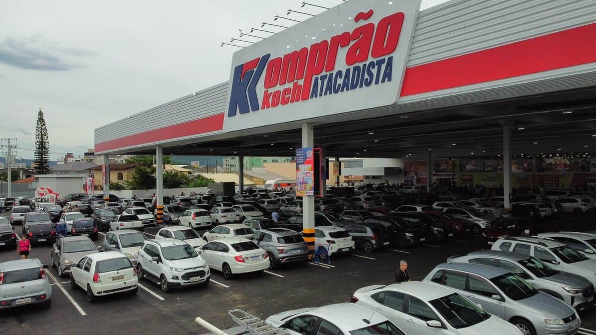 Maior rede de supermercados de SC, Komprão abre 140 vagas com escala 5×2