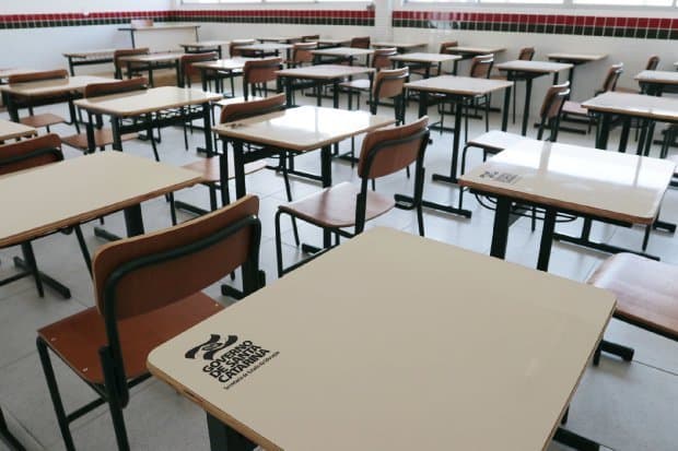 “Não consegui dizer não”: adolescente denuncia professor após transar dentro de escola em SC