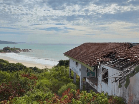 Do luxo à ruína: como hotel dos anos 80 virou local “assombrado” em Governador Celso Ramos