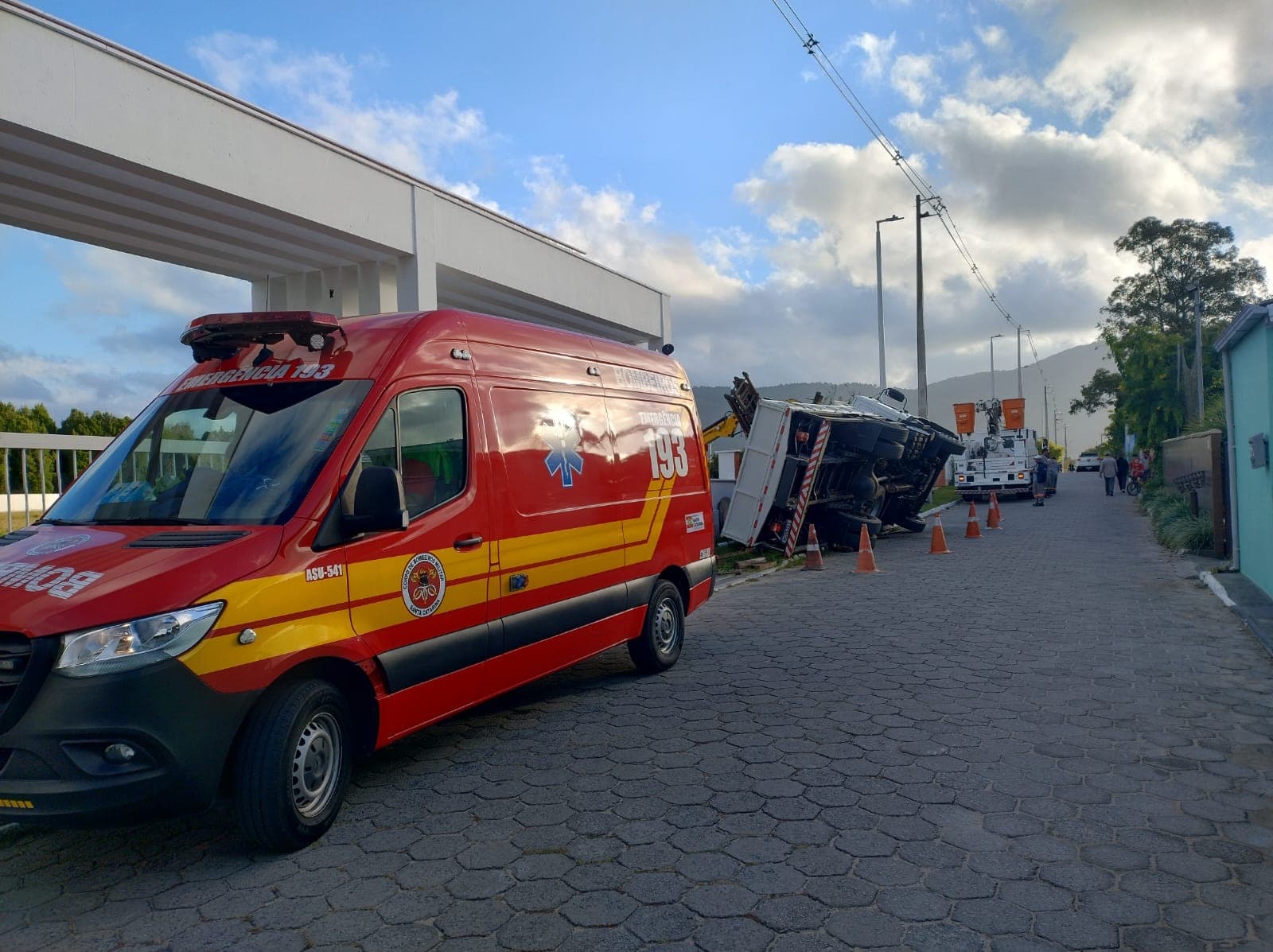 Caminhão tomba durante serviço em Florianópolis e deixa dois trabalhadores feridos