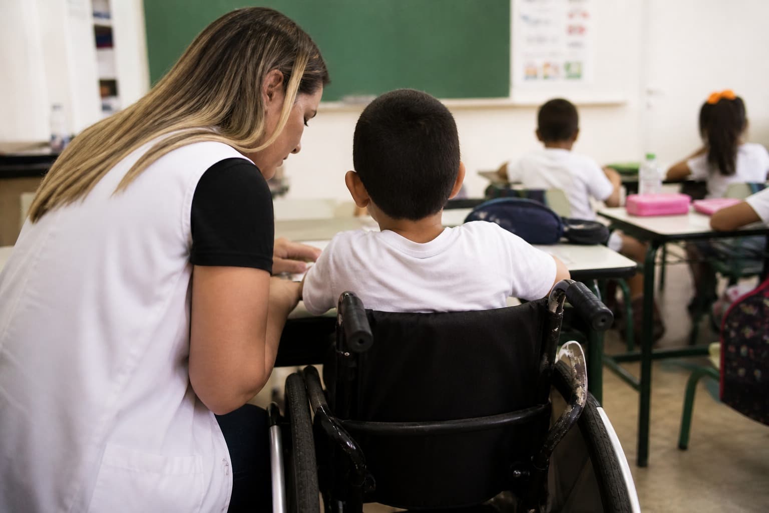 Após falhas, município tem 90 dias para garantir segundo professor a alunos com deficiência em SC