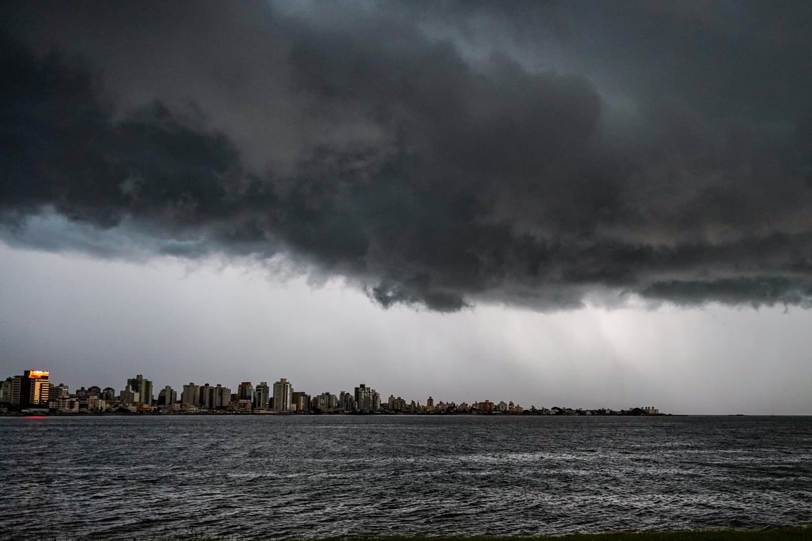 “Prepare o casaco”: ciclone traz temporais e nova onda de frio para SC