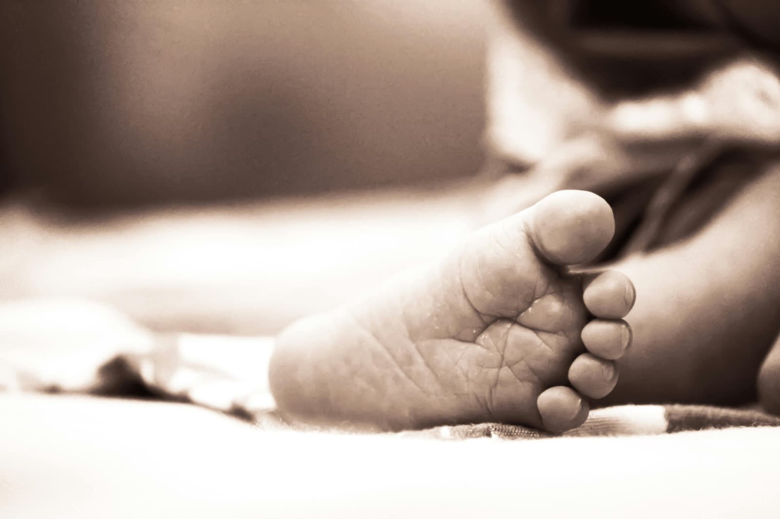 “Costelas quebradas”: Justiça condena “mãe” e padrasto que espancaram bebê até a morte em SC