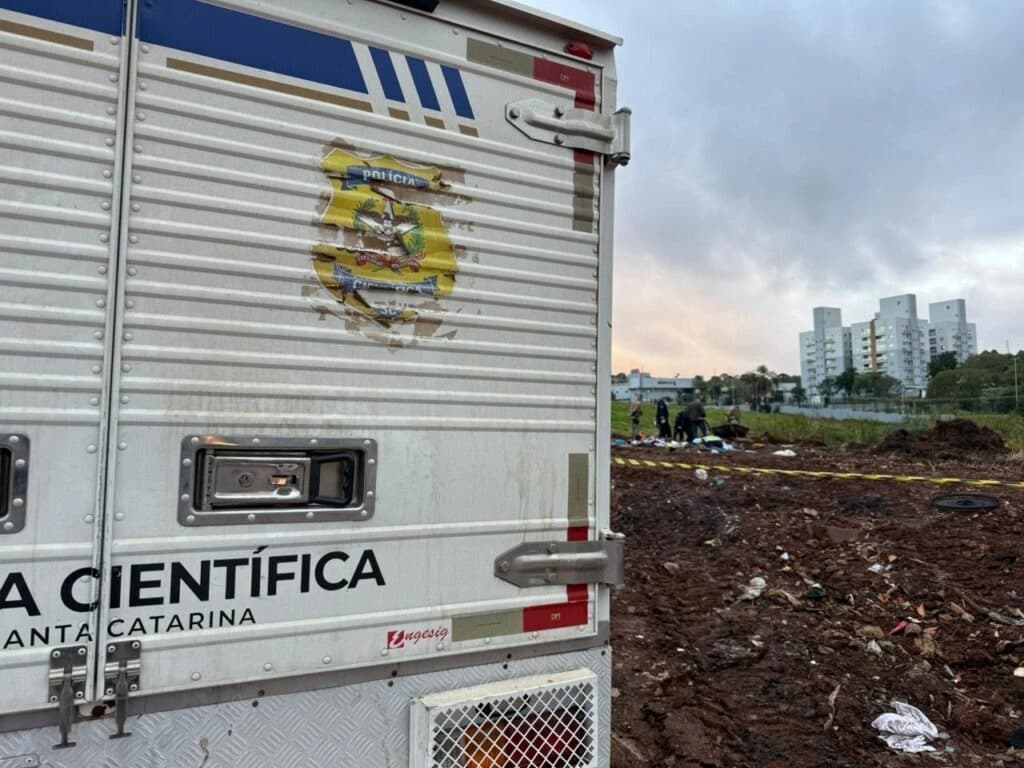 Corpo de mulher parcialmente soterrado é descoberto após “braço aparecer” em terreno de Chapecó