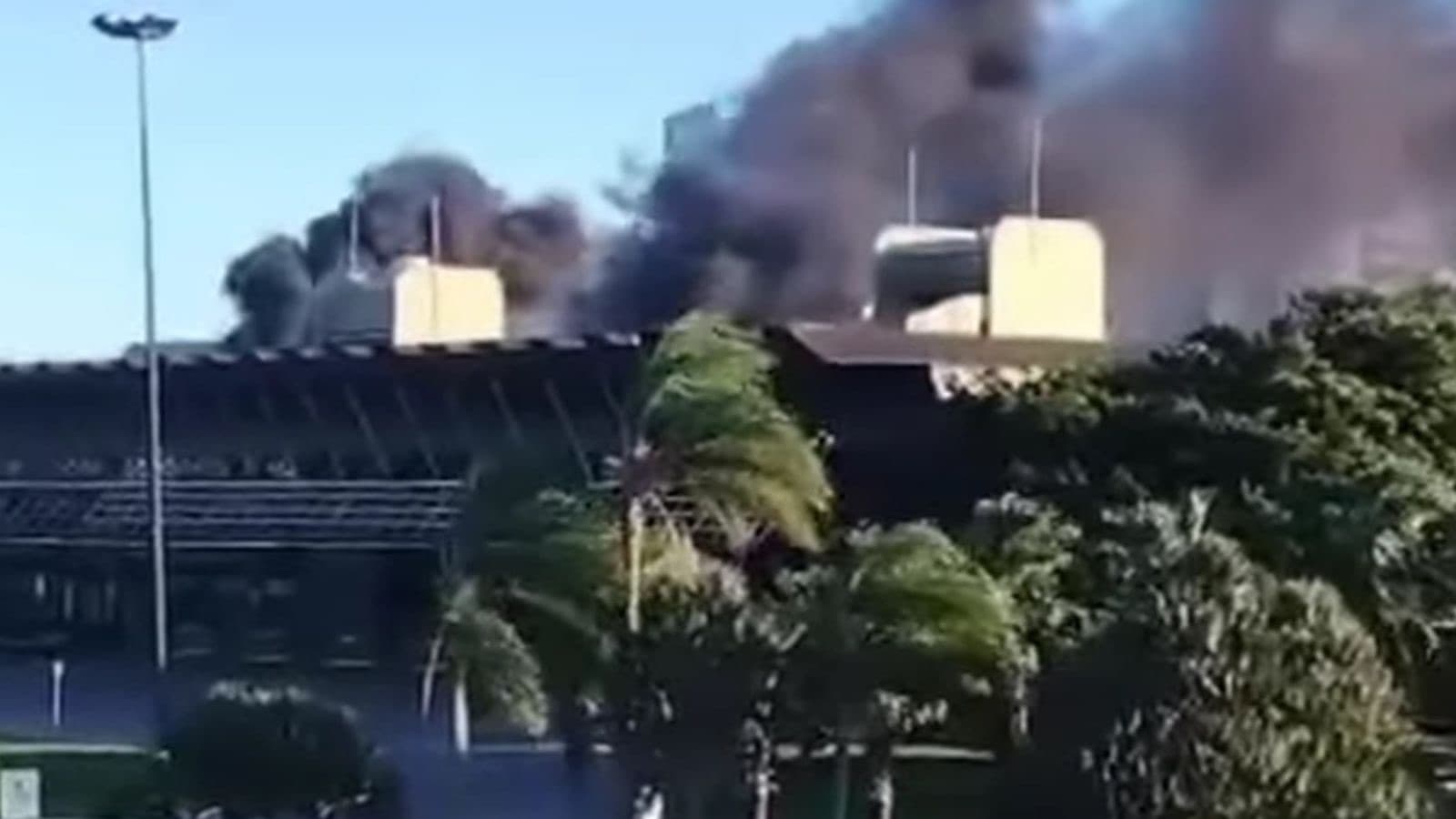Incêndio em restaurante na rodoviária de Florianópolis mobiliza bombeiros