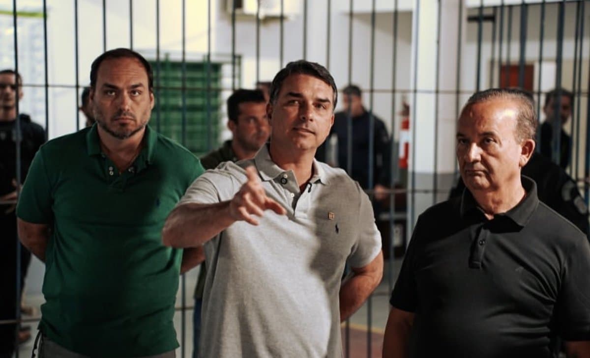 Carlos leva Flávio Bolsonaro para conhecer cadeias de SC na 1ª visita do pré-candidato à Presidência
