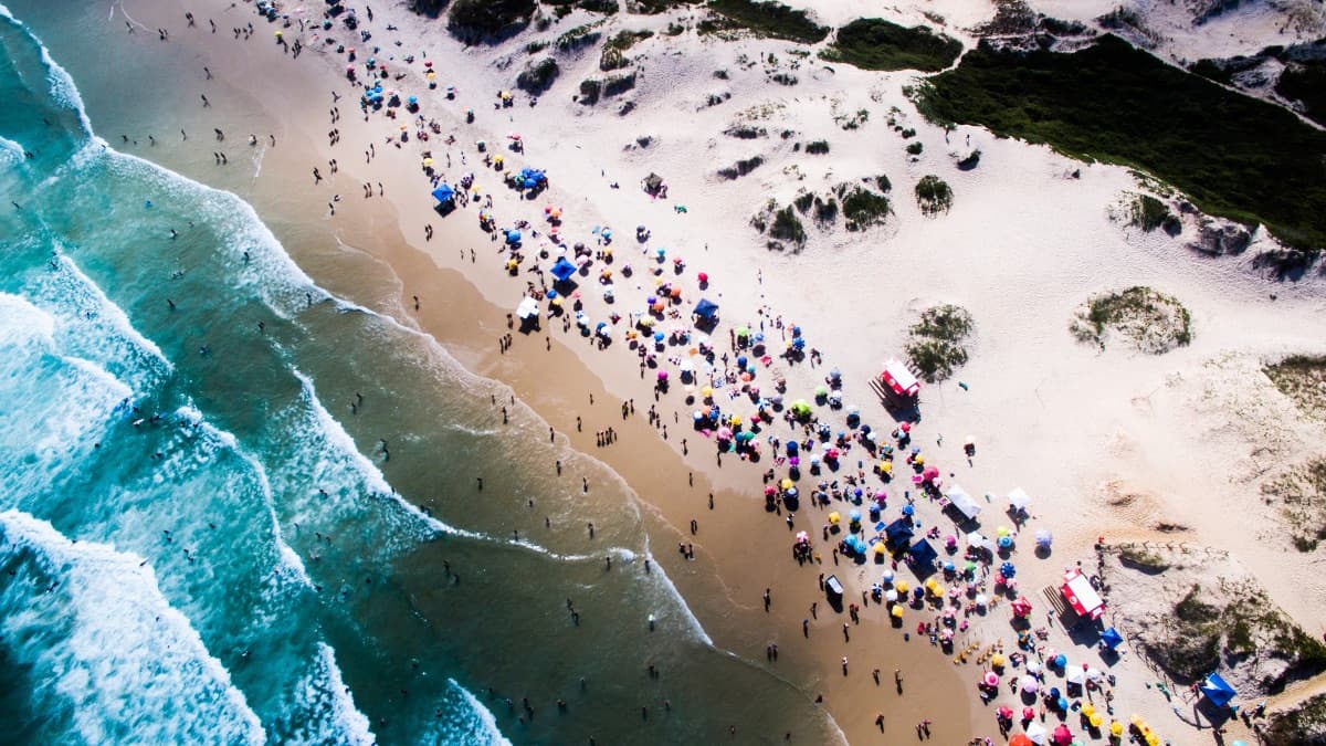 Prefeitura inicia desocupação de espaços comerciais na Praia da Joaquina em Florianópolis