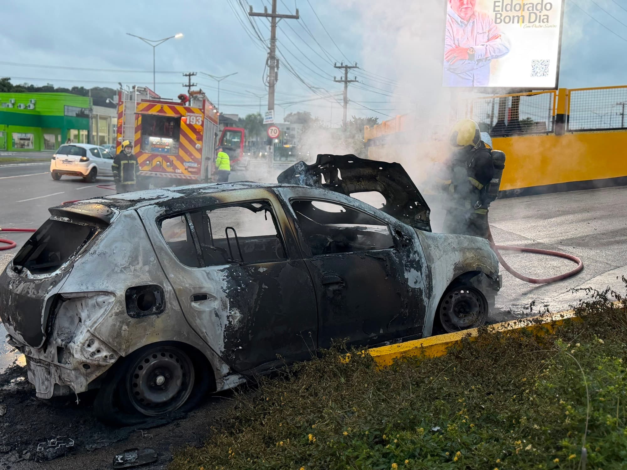 Carro é destruído por incêndio na Avenida Centenário, em Criciúma