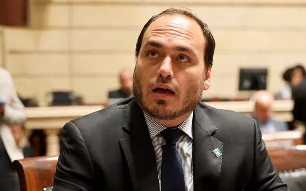 Carlos Bolsonaro diz que “renasceu” em SC e promete “sangue novo em Brasília”