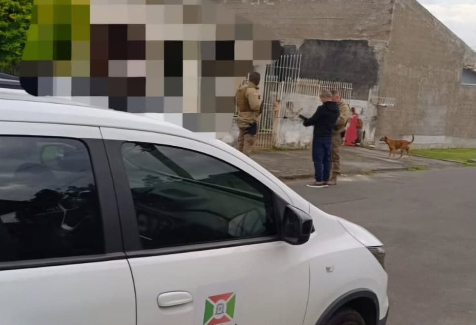 Sem comida e usando balde como banheiro, 7 crianças são resgatadas sozinhas em Criciúma