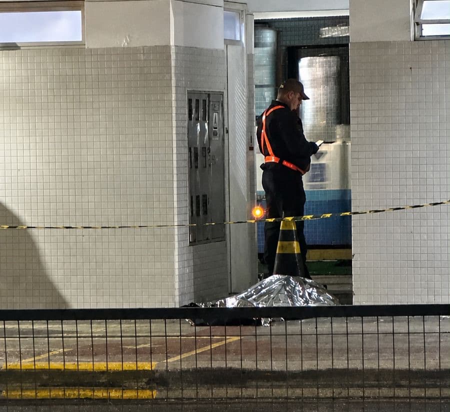 AGORA: Homem é encontrado morto em banheiro de terminal, no Centro de Florianópolis
