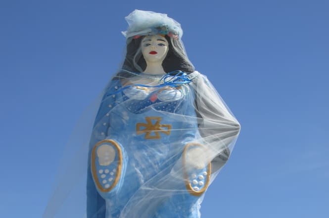 Mulher que atacou imagem de Iemanjá por ela “não ser de Deus” segue em tratamento em Florianópolis