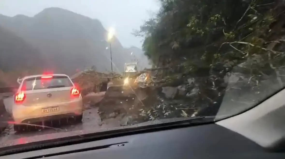 Deslizamento bloqueia SC-390, na Serra do Rio do Rastro, e motoristas aguardam liberação da pista
