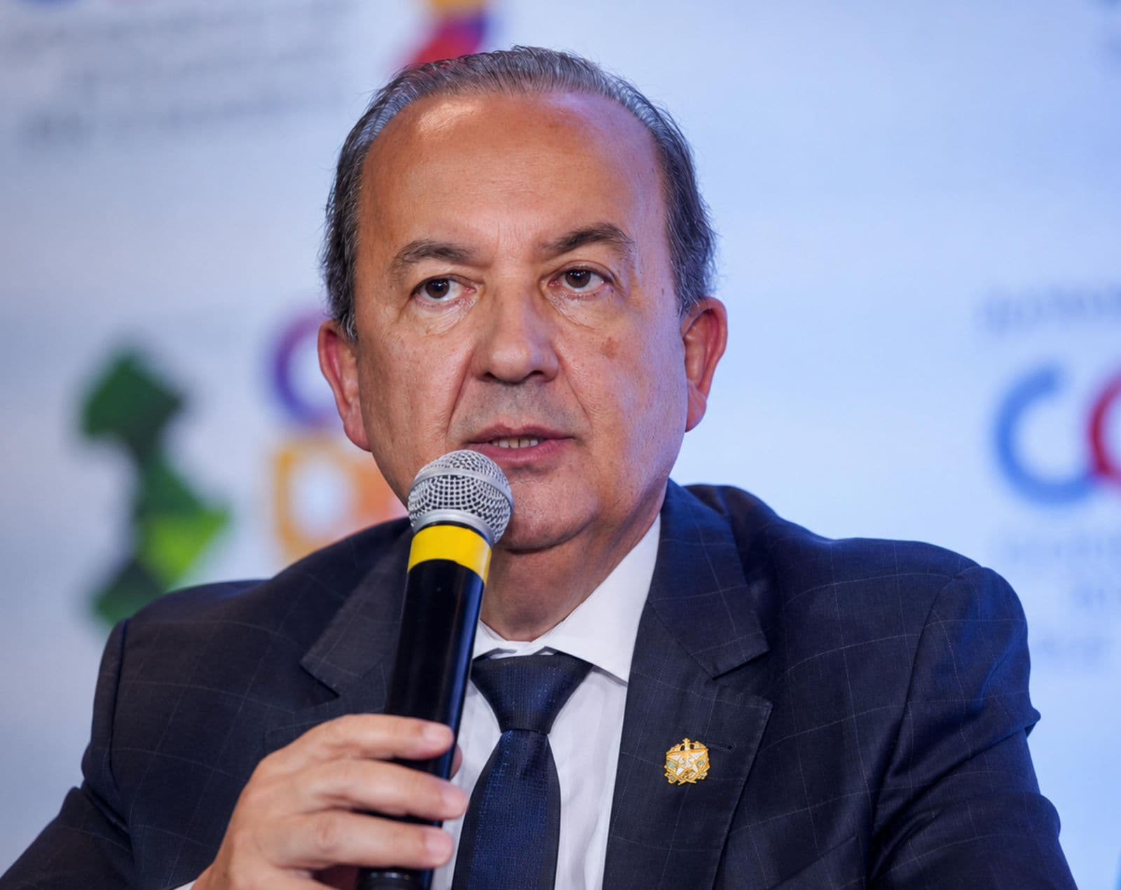 Justiça manda derrubar anúncios de páginas fantasmas que gastaram R$ 532 mil contra governador de SC