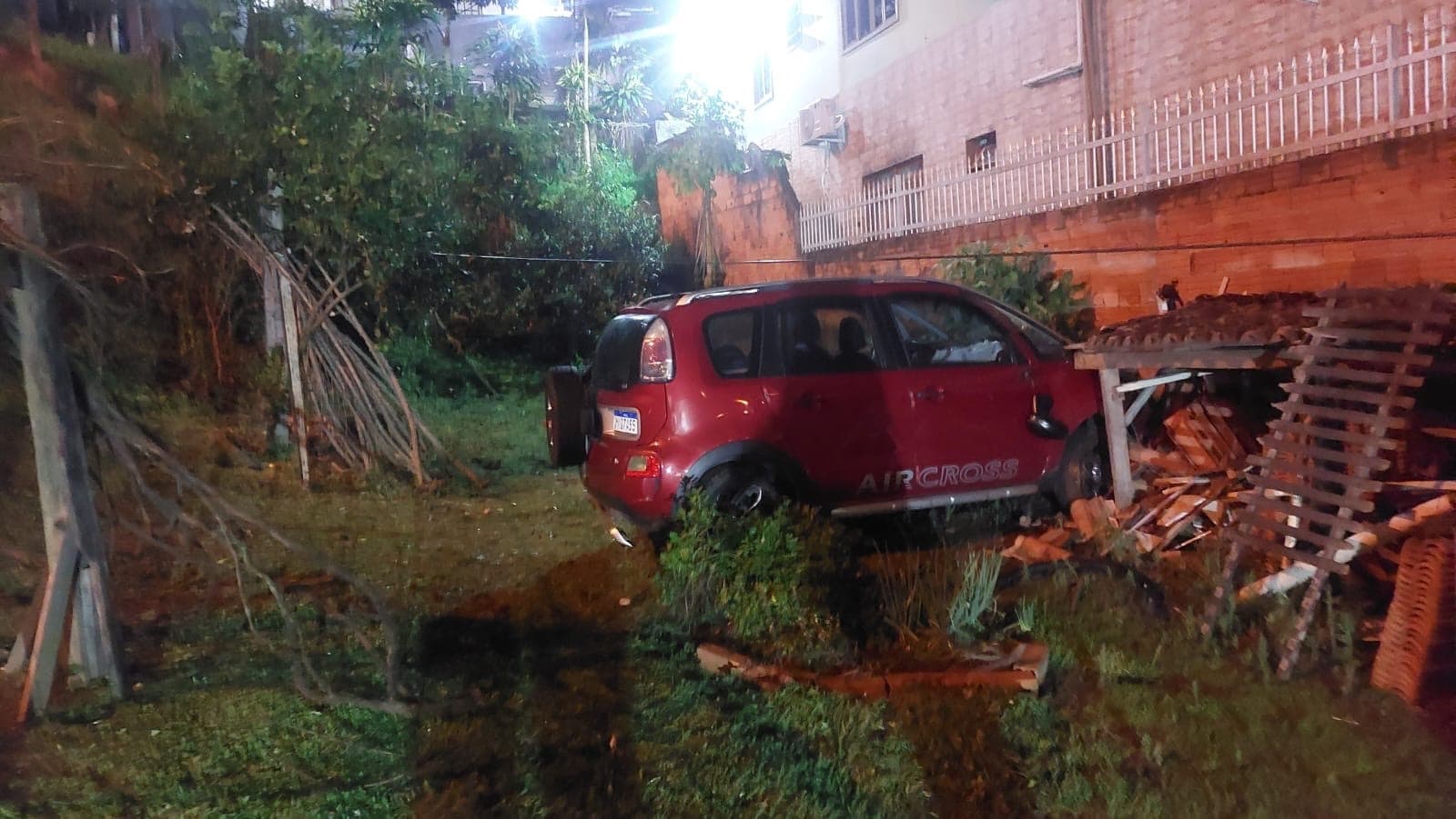 Jovem perde controle de carro durante manobra e cai em ribanceira