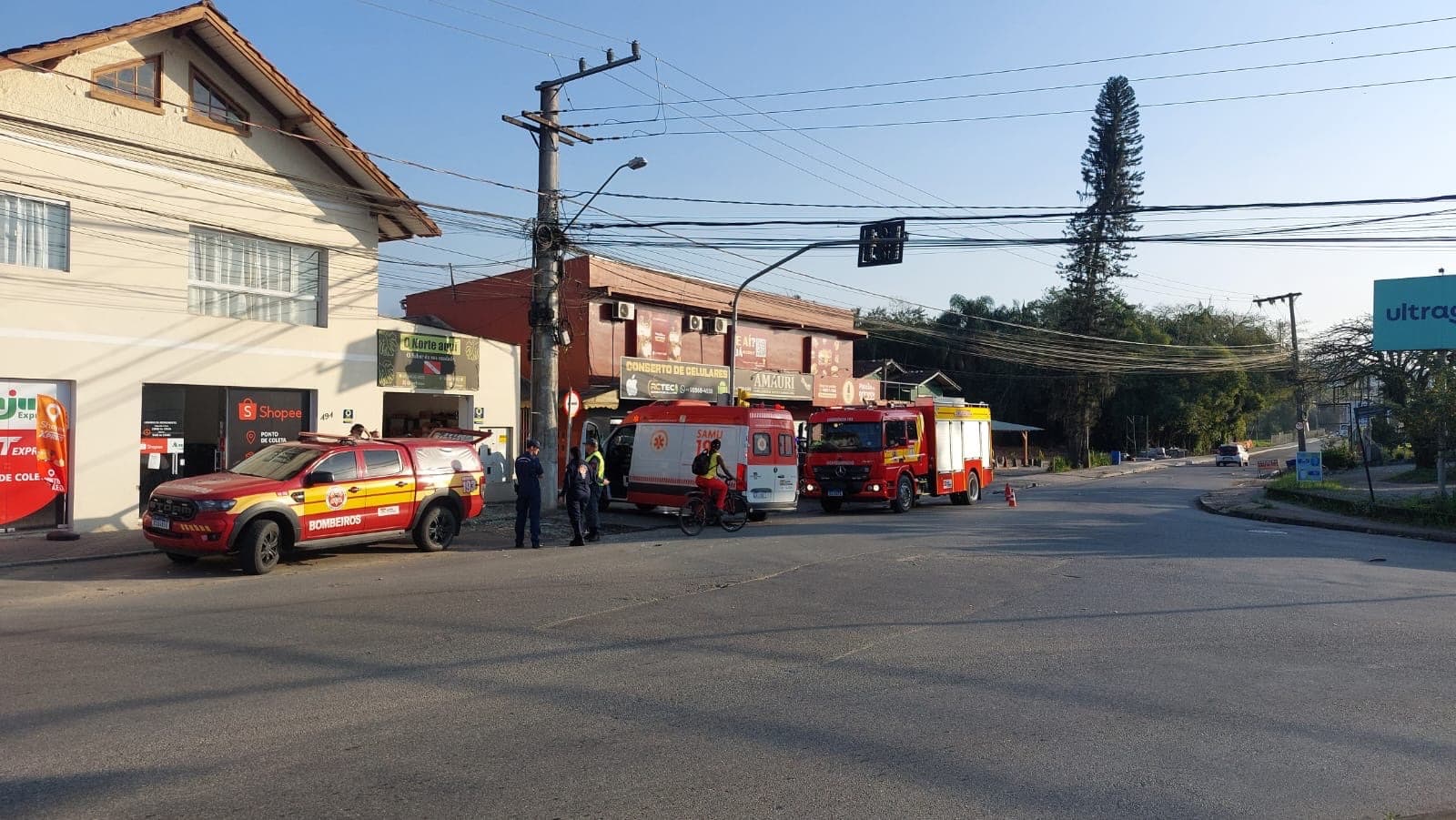 Motorista perde controle de carro e bate contra loja em Blumenau