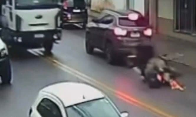 Motociclista freia atrás de carro, cai na pista contrária e caminhão passa por cima em Brusque