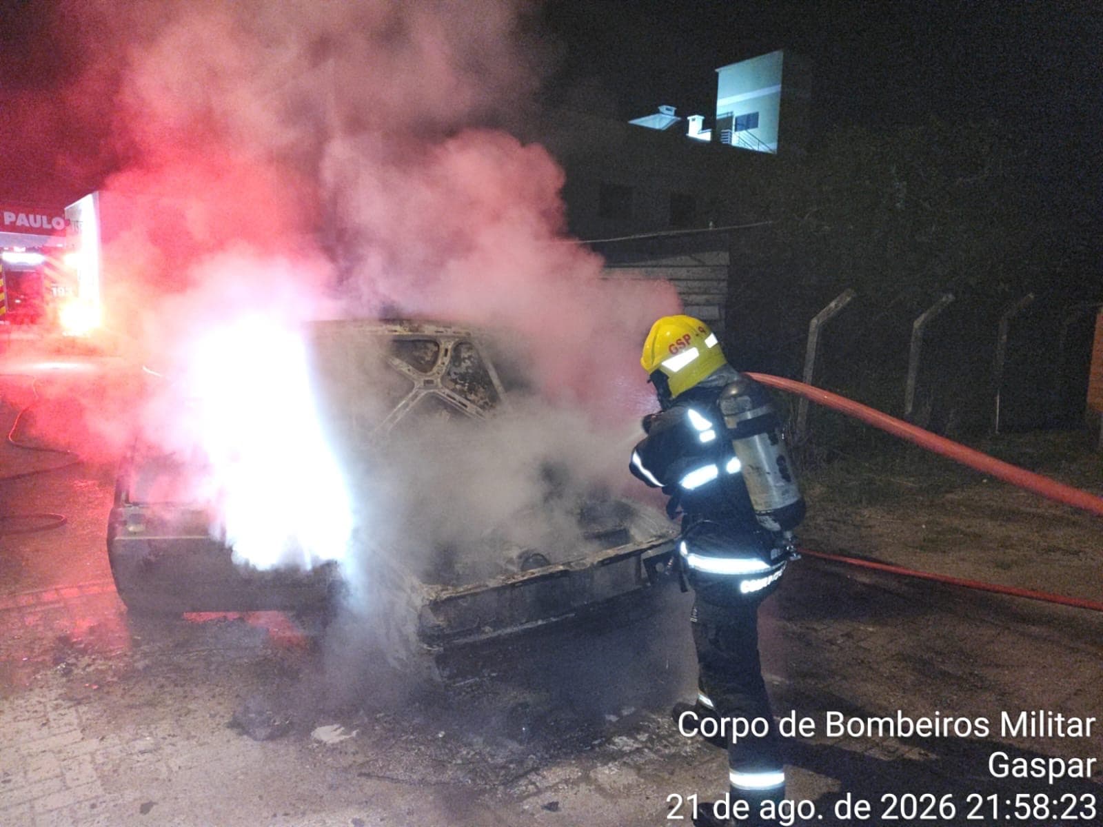 Cinco pessoas escapam sem ferimentos após carro ser tomado pelas chamas em Gaspar