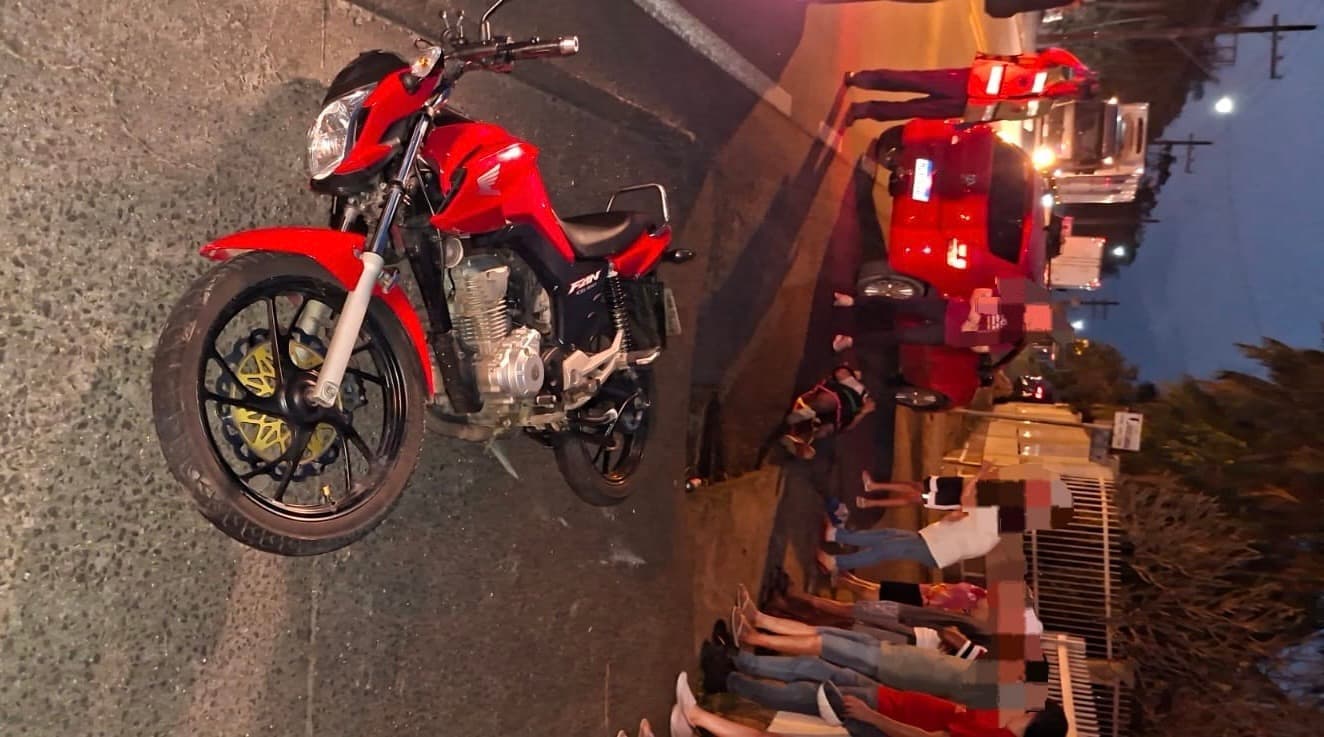 Adolescente e homem ficam feridos após colisão entre carro e moto na SC-108
