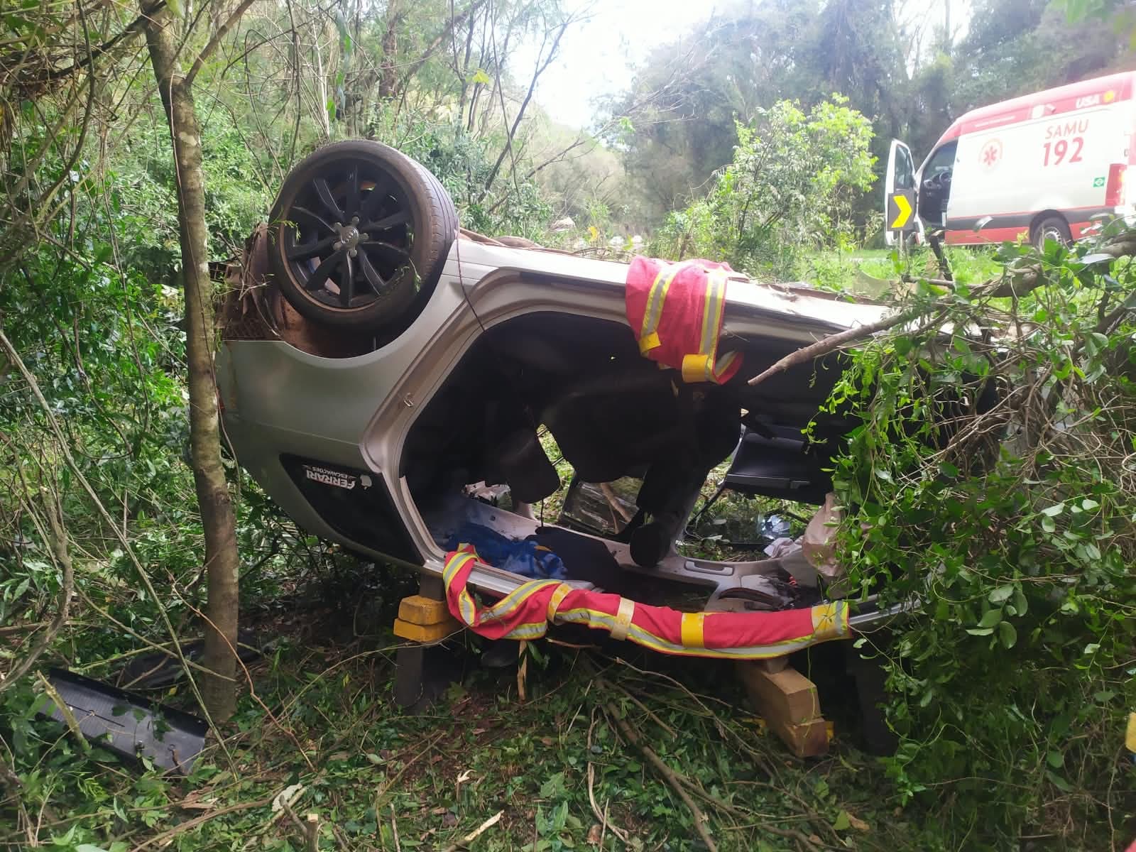Mulher fica com braço preso em teto solar após carro capotar na BR-282