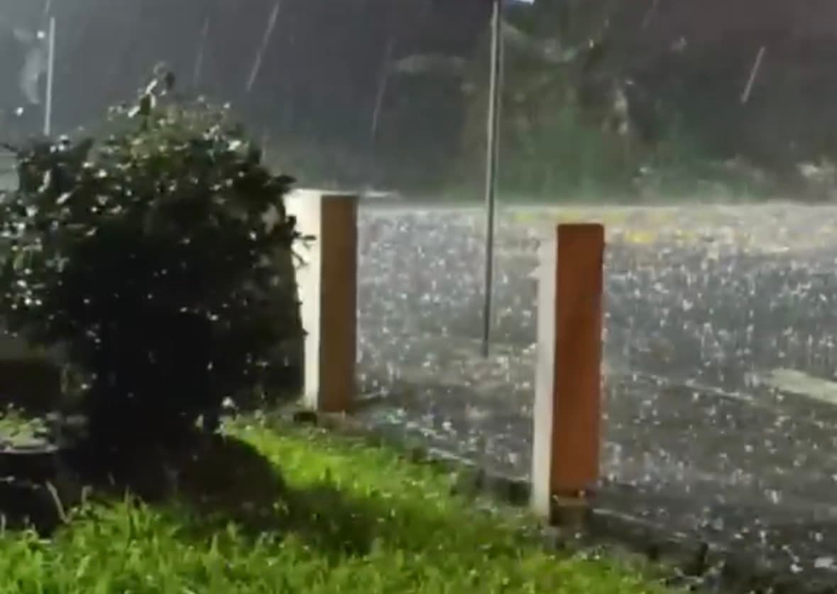 Temporal avança por SC, provoca granizo em 12 municípios e derruba árvores