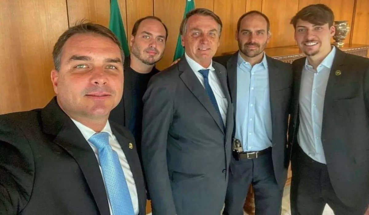 Moraes ameaça mandar Bolsonaro para o regime fechado ao liberar visitas de Renan e Carlos, candidatos em SC