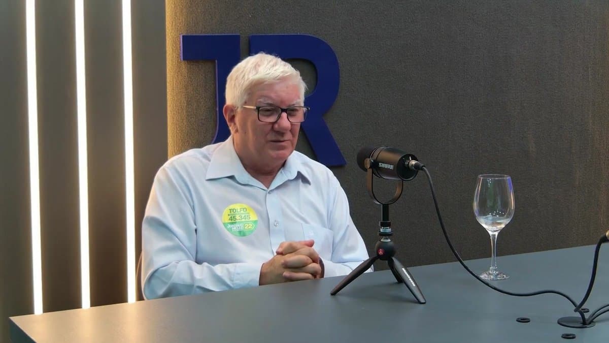 Candidato a deputado estadual Adelar José Tolfo durante entrevista no Estúdio JR