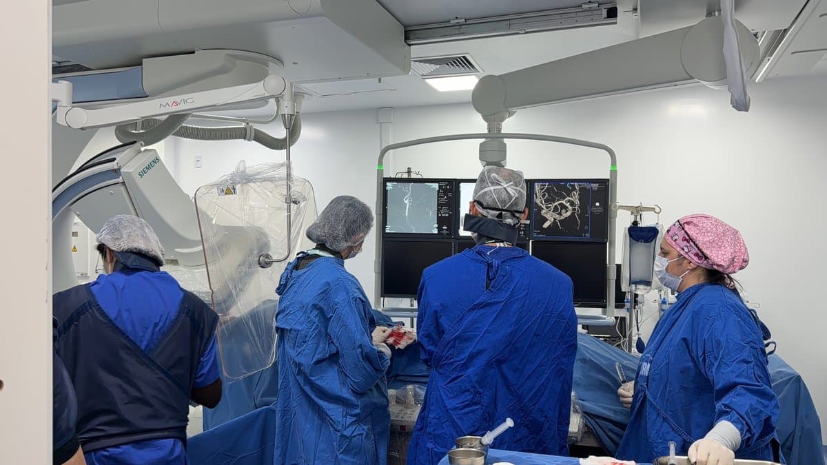 Equipe medica em sala de hemodinamica durante procedimento de alta complexidade em hospital de Santa Catarina