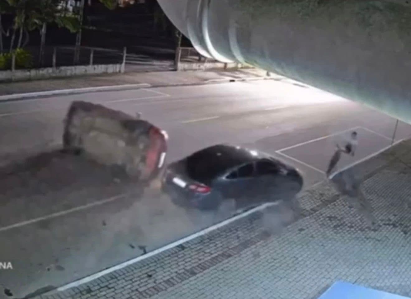 “Por pouco”: criança pula da bicicleta e escapa por um triz de carro desgovernado em SC
