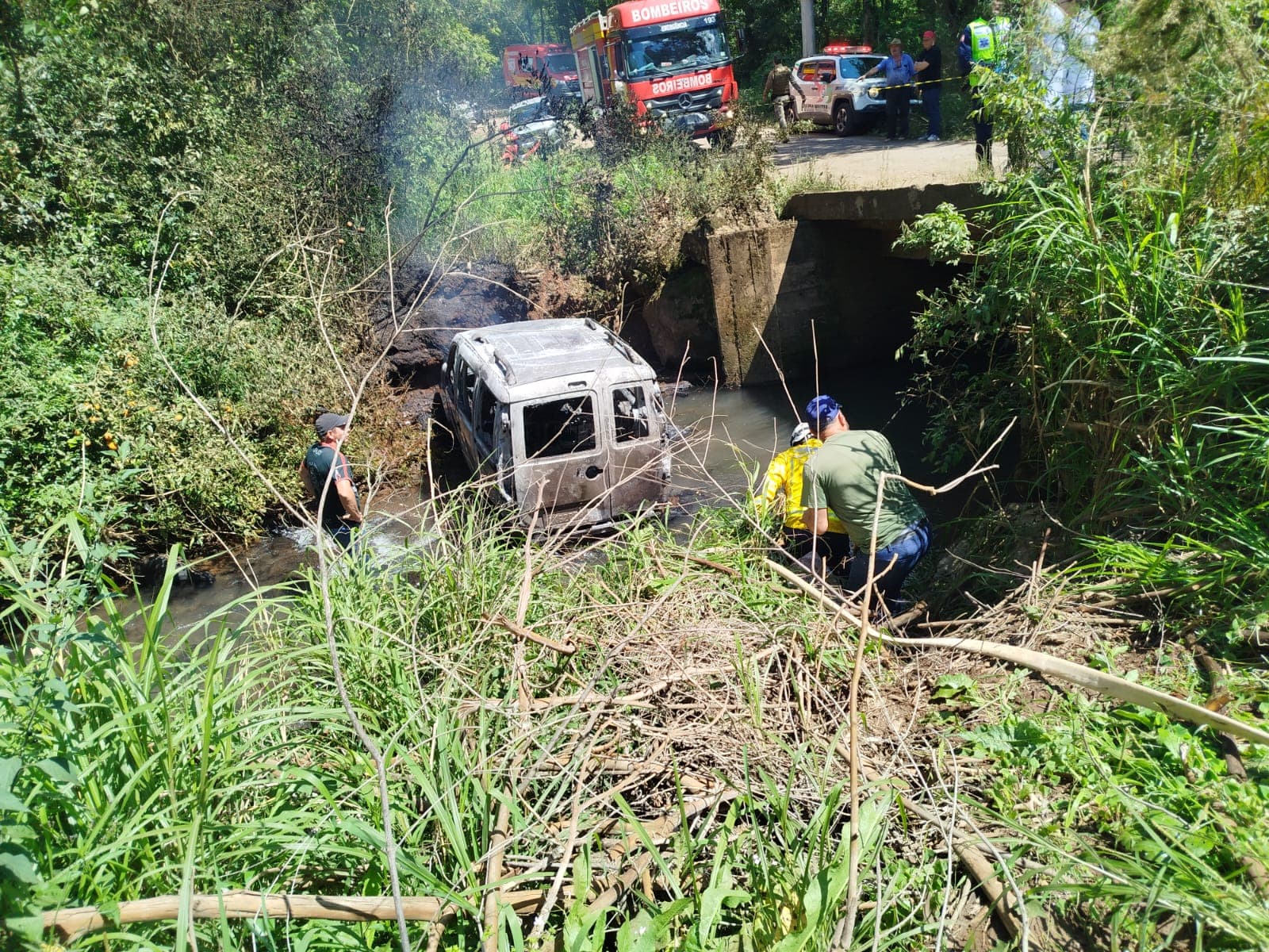 Preso às ferragens, motorista morre carbonizado após carro despencar de ponte no Oeste de SC