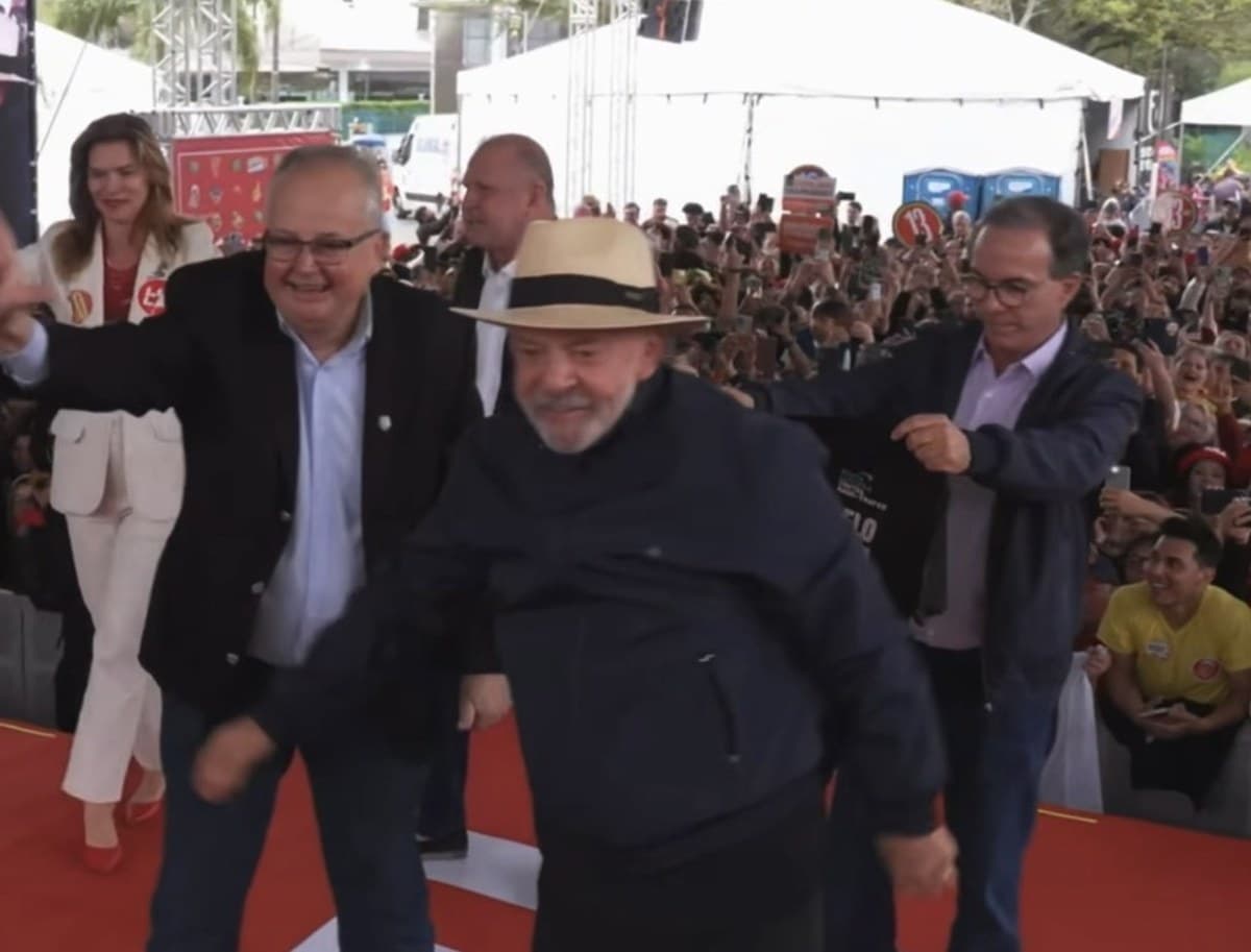 Apoiadores jogam camiseta com recado para Lula em Florianópolis e Décio Lima “intercepta”