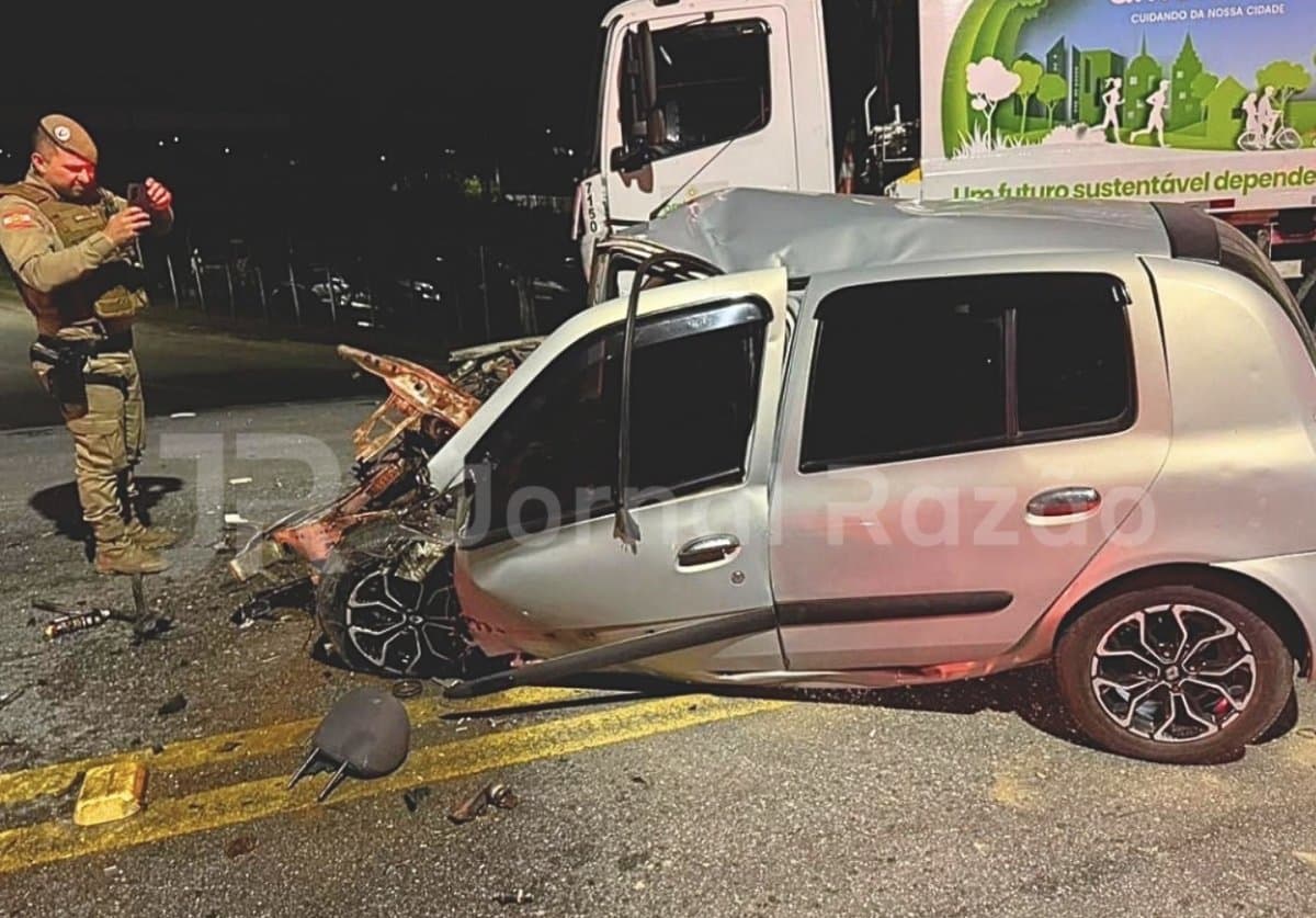 Renault Clio destruído após bater de frente com caminhão de coleta de lixo na BR-280 em Jaraguá do Sul