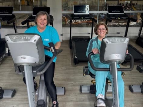 Idosos de Blumenau podem treinar musculação de graça, com professor, às quartas e quintas-feiras