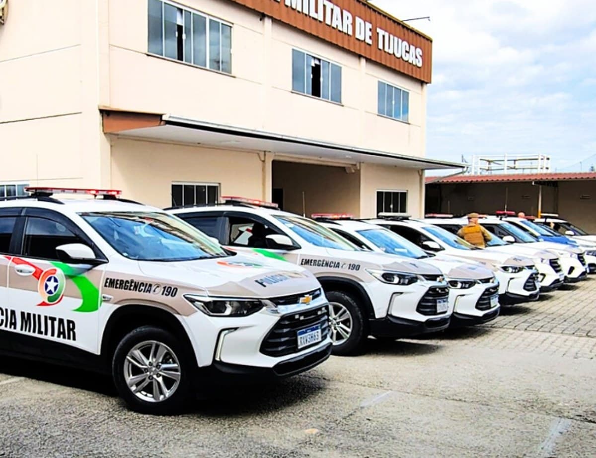 Viaturas da Polícia Militar enfileiradas em frente ao quartel da PM de Tijucas