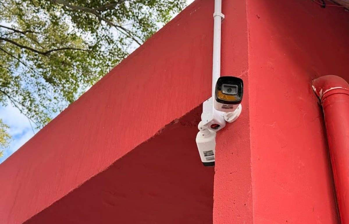 Câmera de monitoramento instalada em escola da rede municipal de Tijucas