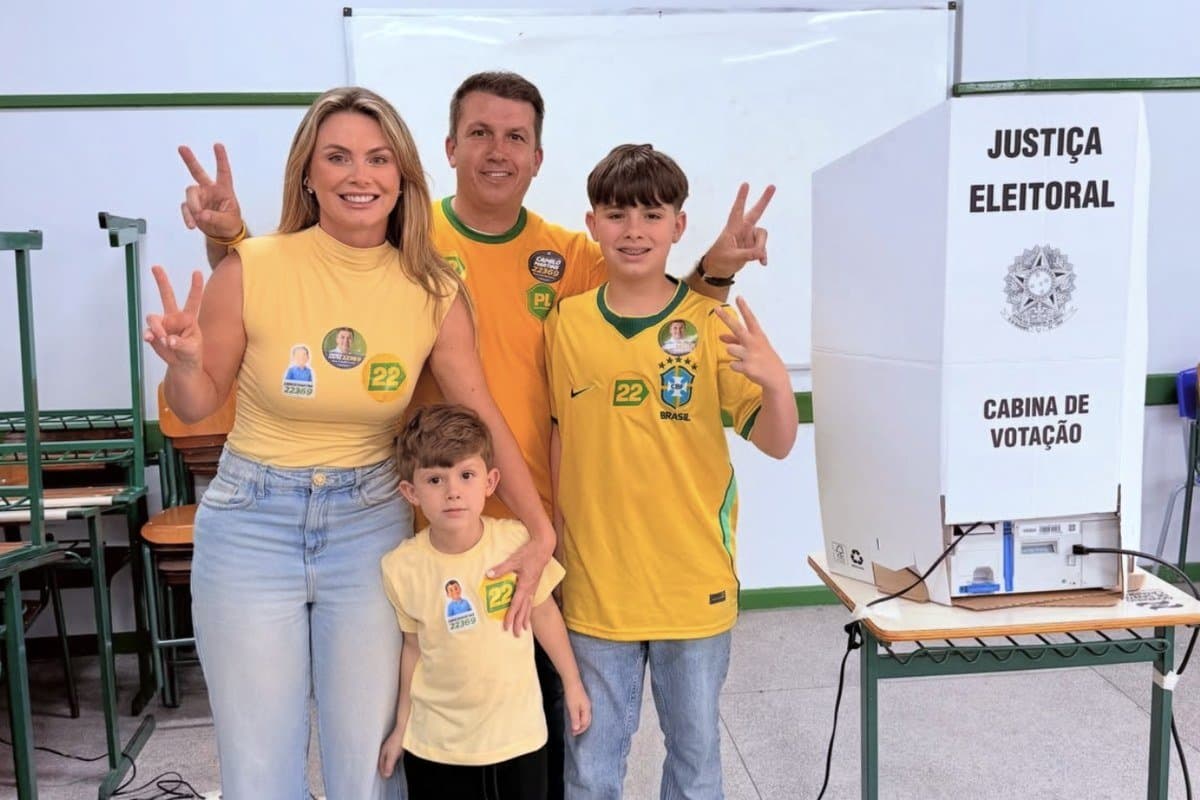 Camilo Martins (PL), candidato a deputado estadual, vota em Palhoça com a esposa e os filhos