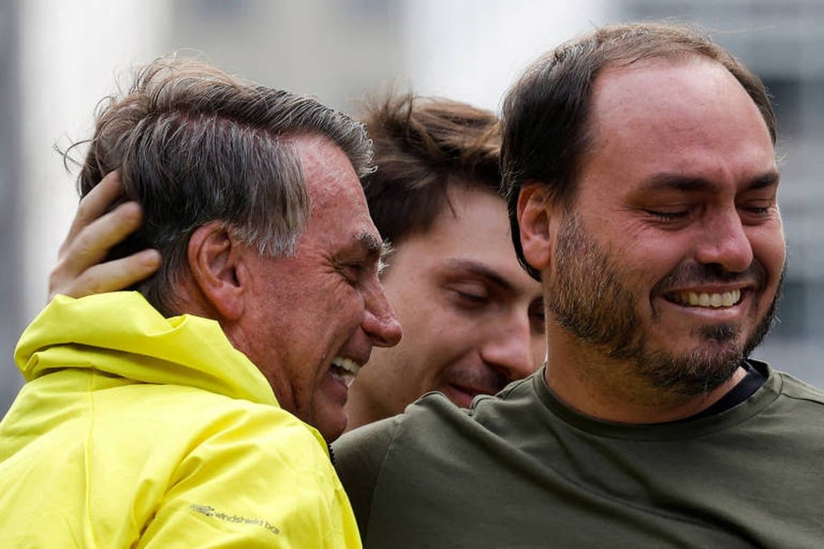 "Triste pra cacete": Carlos Bolsonaro visita Jair de tornozeleira e conta que o pai definha, magro e frágil